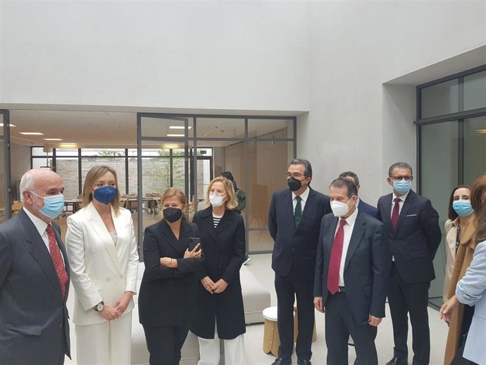 El alcalde de Vigo; los vicepresidentes de la Fundación Amancio Ortega; la conselleira de Política Social; y el presidente de Amencer-Aspace; entre otras personalidades, visitan el nuevo Centro de Atención Integral de Vigo