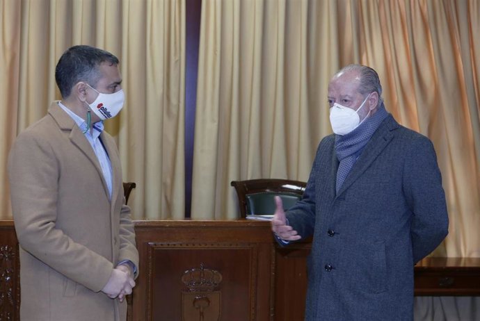 Archivo - Reunión de trabajo de Villalobos y el alcalde de Bollullos en una foto de archivo