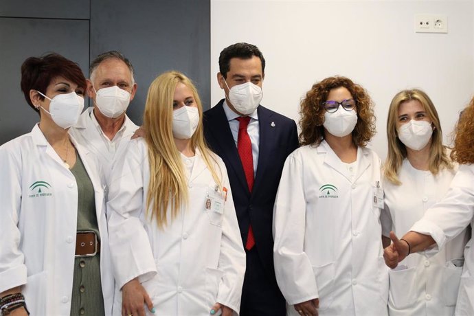 El presidente de la Junta, Juanma Moreno, saluda a sanitarios durante su visita a el nuevo centro de salud Casa del Mar de Almería a 23 de abril 2021