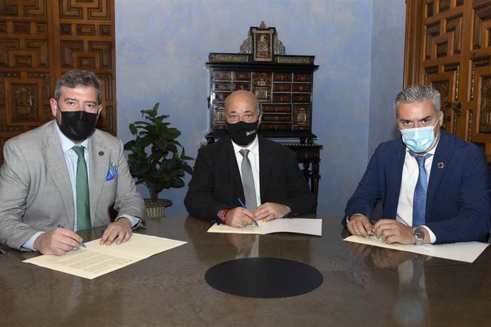 El presidente de la Diputación de Córdoba, Antonio Ruiz (centro), en la firma con el Consorcio Fernando de los Ríos.