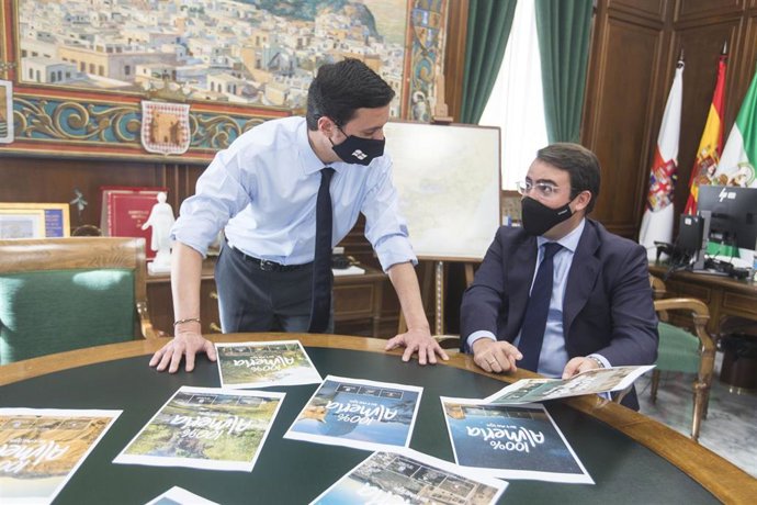 Archivo - El presidente de Diputación y el diputado de Turismo revisan la campaña 100% Almería de Turismo de Interior.