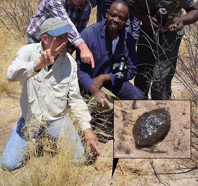 Buscadores del equipo en el sitio del segundo hallazgo de un trozo del asteroide 2018 LA recuperado en la Reserva de Caza del Kalahari Central en el centro de Botswana.