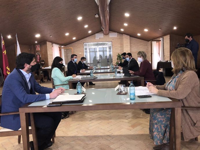 El consejero de Agua, Agricultura, Ganadería, Pesca y Medio Ambiente, Antonio Luengo (2i), presidió la reunión del Foro Interadministrativo del Mar Menor