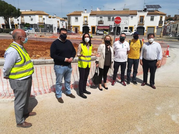 Cayuelas visita, junto a vecinos de La Nocla, las obras de construcción de una glorieta para mejorar el acceso al barrio alcalareño
