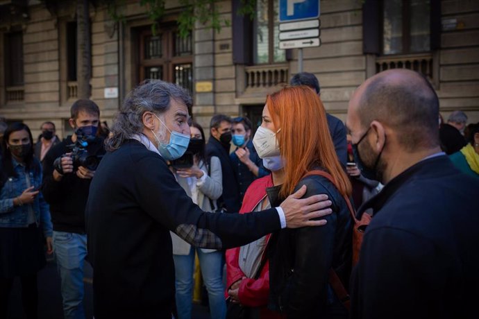La líder de los comuns en el Parlament, Jéssica Albiach, junto con el presidente de mnium, Jordi Cuixart, en el acto por Sant Jordi