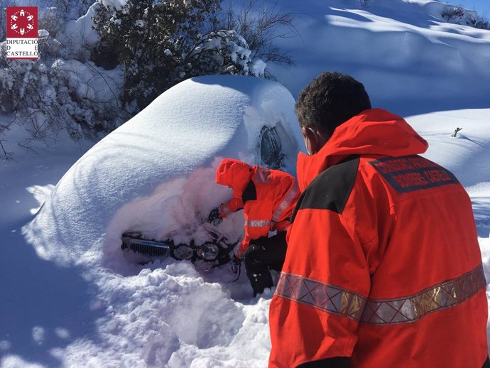 Archivo - Arxiu - Els bombers del Consorci de Castelló intervenen en les nevades pel temporal Filomena