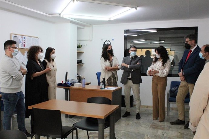 La consejera de Igualdad, Políticas Sociales y Conciliación, Rocío Ruiz, en el centro de día para personas sin hogar de Accem.