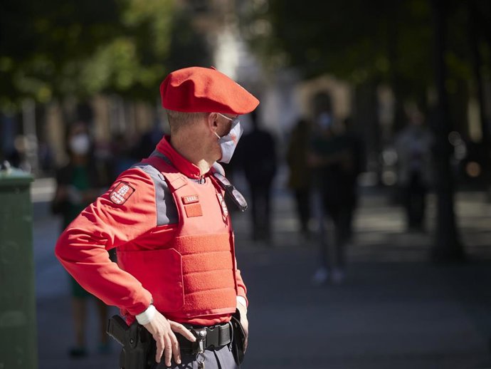 Archivo - Un agente de la Policía Foral, vigila la entrada al Parlamento de Navarra