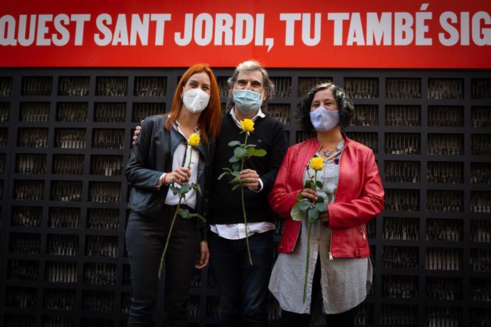 La líder de los comuns en el Parlament, Jéssica Albiach; el presidente de mnium Cultural, Jordi Cuixart, y la diputada de los comuns en el Parlament Susanna Segovia