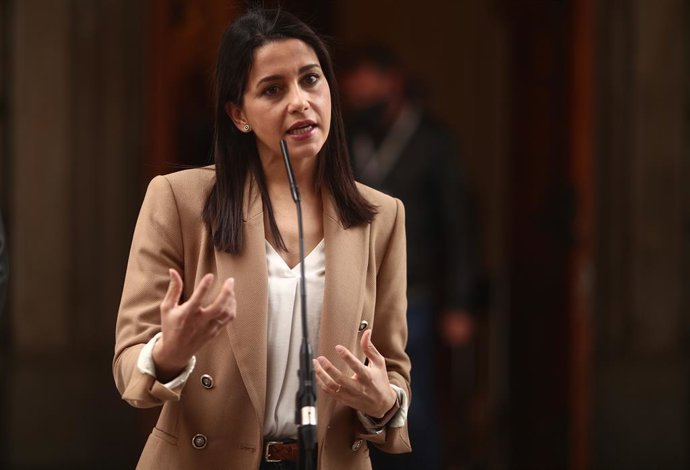 La líder de Cs, Inés Arrimadas, interviene en una rueda de prensa al mismo tiempo que se celebra una sesión de control al Gobierno Central, a 21 de abril de 2021, en el Congreso de los Diputados, Madrid, (España). Durante este pleno, marcado por la ause