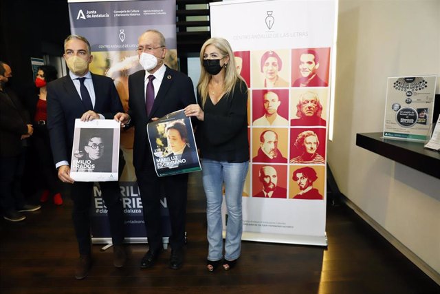 El consejero de la Presidencia, Elías Bendodo (1d),  el alcalde de Málaga , Francisco de la Torre (c) y la consejera de  Cultura y Patrimonio Histórico, Patricia del Pozo, intervienen en el acto el Día Internacional del Libro en Málaga.