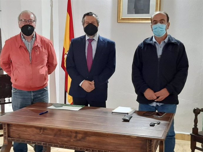 El delegado territorial de Regeneración, Justicia y Administración Local de la Junta en Huelva, Alfredo Martín, visita Encinasola.