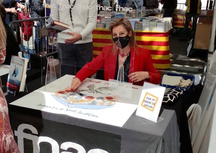 La escritora Eva Garcia Sáenz de Urturi