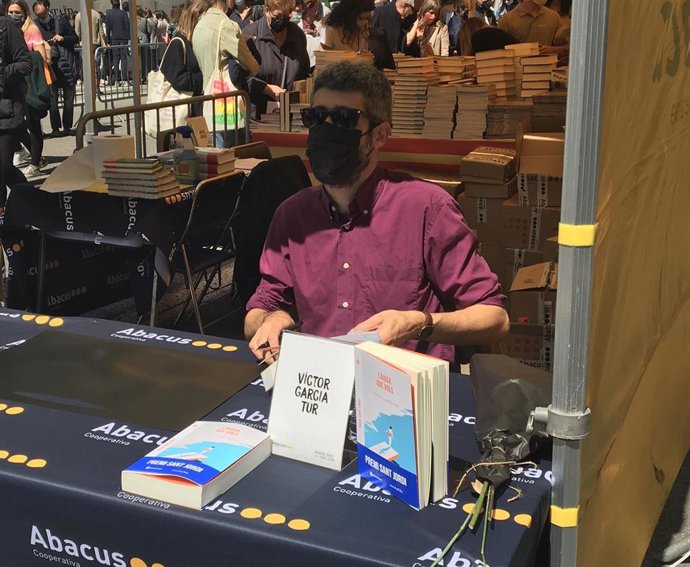 El escritor Víctor García Tur firma libro en el Sant Jordi 2021