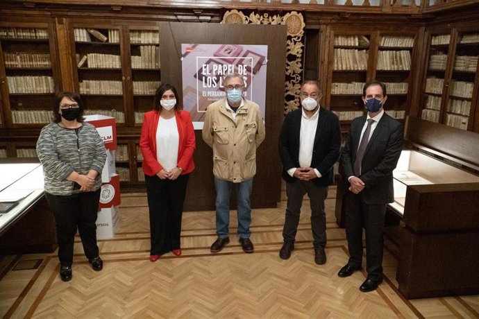 La Biblioteca regional acoge hasta el 23 de mayo la muestra 'El papel en los libros. El pergamino de trapo'