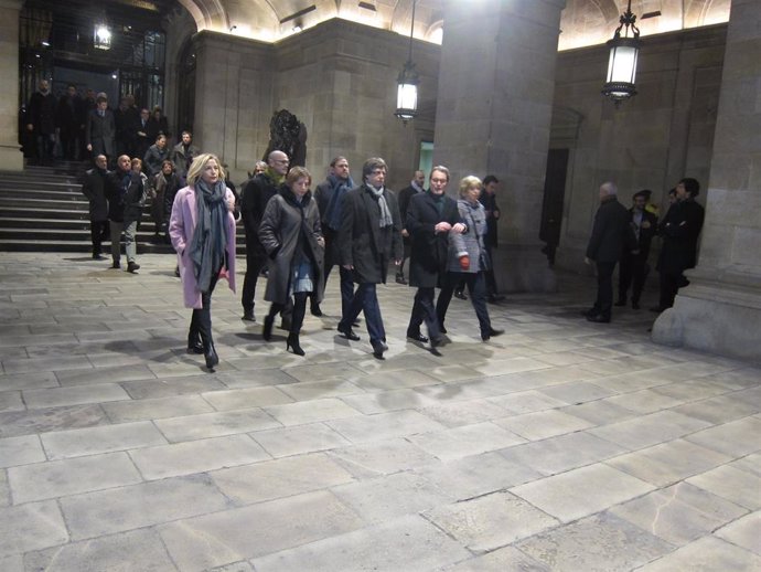 Archivo - Artur Mas, Joana Ortega, Irene Rigau, Carles Puigdemont, Oriol Junqueras y Raül Romeva salen de la Generalitat para acudir al juicio por el 9N