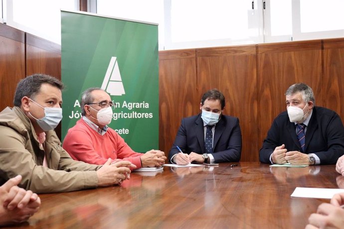 El presidente del PP, Paco Núñez, se reúne con los responsables de Asaja de la provincia  de Albacete.