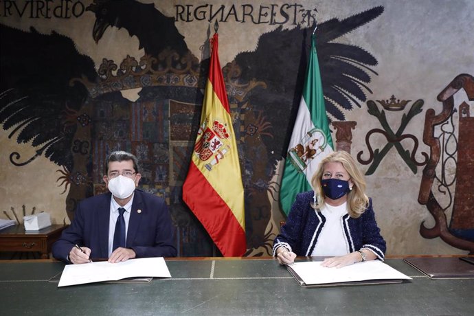 El decano de la Facultad de Turismo de la UMA, Antonio Guevara, y la alcaldesa de Marbella, Ángeles Muñoz, firman un convenio