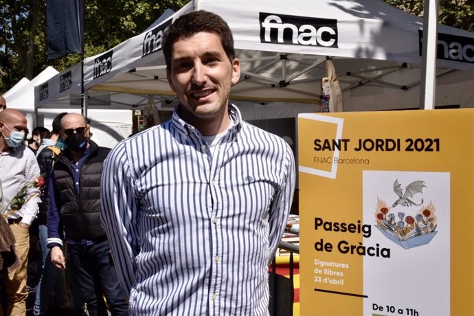 El epidemiólogo Oriol Mitj en una parada de libros en Barcelona por Sant Jordi, donde firma ejemplares de su libro 'A cor obert' en una jornada adaptada a las medidas sanitarias por el Covid-19.