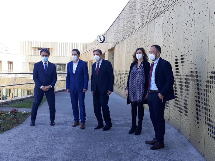 El ministro de Agricultura, Luis Planas, junto al delegado del Gobierno en Euskadi, Denis Itxaso, y representantes del Basque Culinary Center