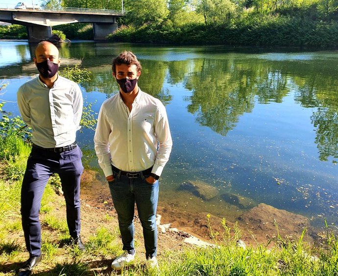 El alcalde, Javier López Estrada, y el concejal de Deportes, Nacho González, en el río Saja-Besaya