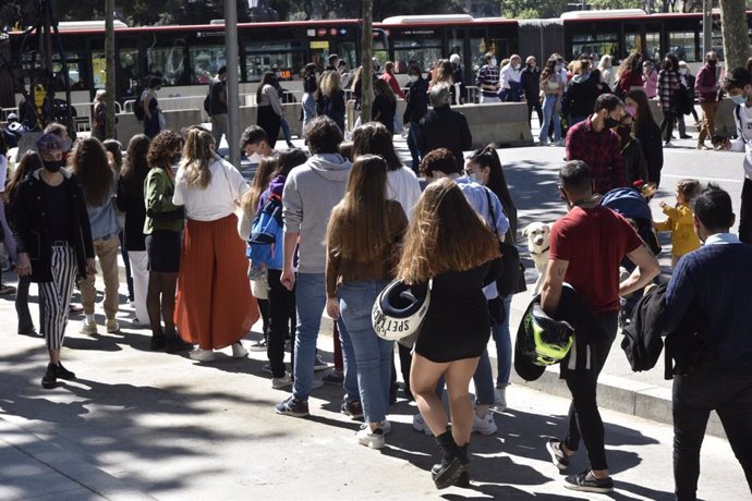 Colas en la plaza de Catalunya de Barcelona, donde se ha habilitado un espacio adaptado a las medidas sanitarias por el Covid-19 para paradas de libros y rosas por la Diada de Sant Jordi de 2021.
