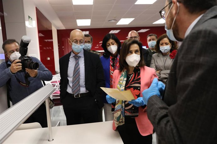 La ministra de Defensa, Margarita Robles, durante una visita al Archivo General e Histórico de Defensa, a 23 de abril de 2021, Madrid, (España). 