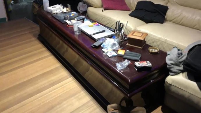 Imagen del ataud en el que guardaban "efectos de dudosa procedencia".