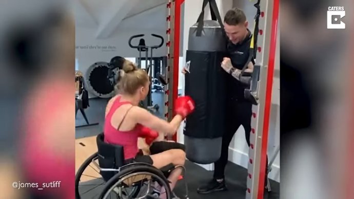 James Sutliff entrenando a una mujer en silla de ruedas