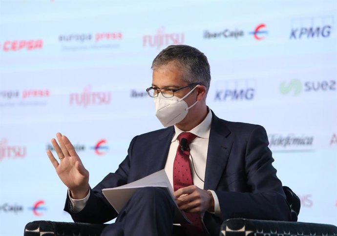 El gobernador del Banco de España, Pablo Hernández de Cos, saluda durante un Desayuno Informativo de Europa Press celebrado en el Auditorio El Beatriz Madrid, en Madrid, (España), a 29 de marzo de 2021.