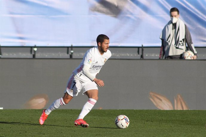 Archivo - Eden Hazard conduce la pelota en el Real Madrid-Elche de LaLiga Santander 2020-2021