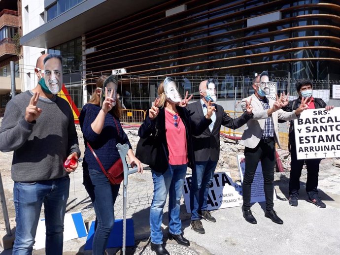 Hosteleros de la Explanada protestan por el retraso de las obras del paseo de Alicante