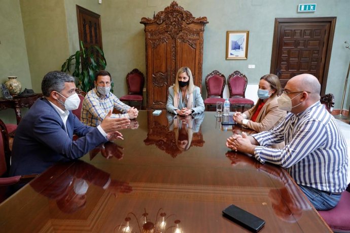 Lucía Trujillo y el alcalde de Rota reunidos en el Ayuntamiento