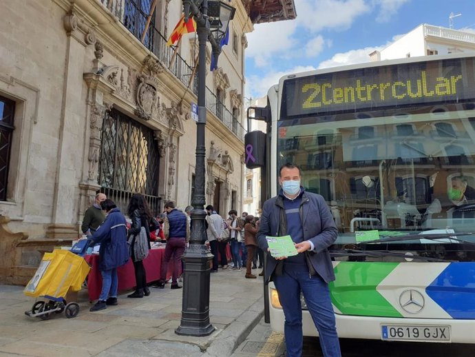 El teniente de alcalde de Movilidad Sostenible, Francesc Dalmau, en la plaza de Cort con el nuevo cuento de la EMT que se está repartiendo en el interior de la L2 con motivo del Día de Sant Jordi