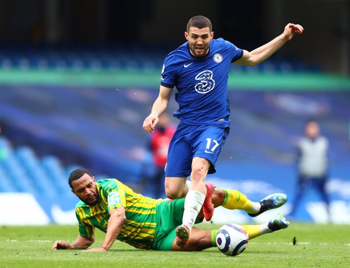 03 April 2021, United Kingdom, London: Chelsea's Mateo Kovacic (R) and West Bromwich Albion's Matt Phillips battle for the ball during the English Premier League soccer match between Chelsea and West Bromwich Albion at Stamford Bridge. Photo: Clive Rose