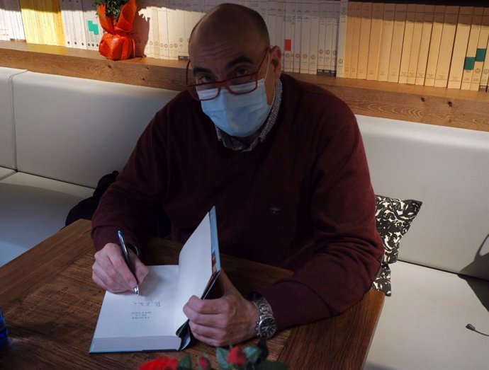 L'escriptor Xavier Bosch signa llibres per Sant Jordi.