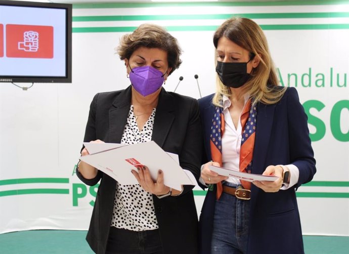 Fuensanta Lima y Antonia García, vicesecretarias del PSOE de Málaga, en rueda de prensa