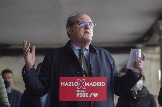 El candidato del PSOE a la Presidencia de la Comunidad de Madrid, Ángel Gabilondo, interviene en un acto durante su visita por Alcalá de Henares, a 22 de abril de 2021, en Alcalá de Henares, Madrid (España)