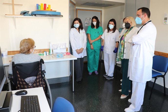 La delegada de Salud y Familias en Huelva, Manuela Caro, en su visita a la Unidad de Ictus del Hospital Universitario Juan Ramón Jiménez.