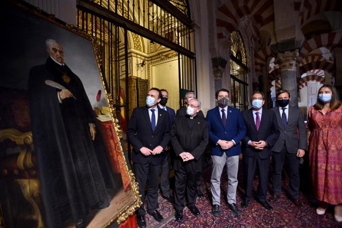 Foto de familia de las autoridades asistentes al acto en la Mezquita-Catedral de Córdoba.