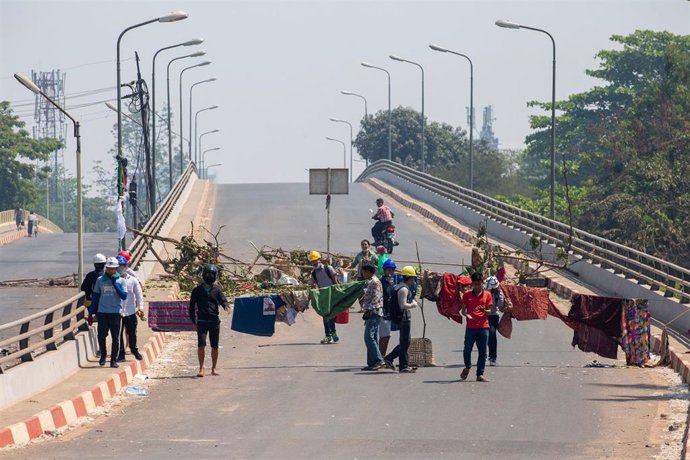 Archivo - Barricadas en las inmediaciones de Rangún durante las protestas contra el golpe en Birmania