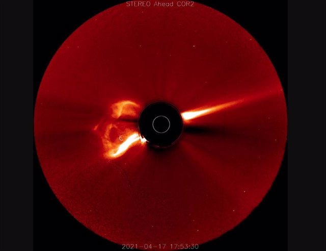 Las imágenes de la nave espacial STEREO-A de la NASA detectaron la CME en erupción desde la extremidad solar. Esta imagen del coronógrafo bloquea la superficie brillante del sol para revelar la corona del sol o la atmósfera exterior