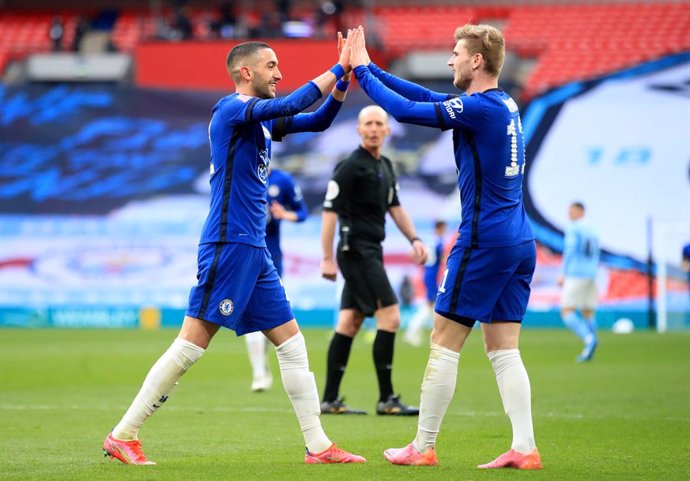 17 April 2021, United Kingdom, London: Chelsea's Hakim Ziyech celebrates scoring his side's first goal with teammate Timo Werner (R) during the English FA Cup semi-final soccer match between Chelsea FC and Manchester City at Wembley Stadium. Photo: Adam