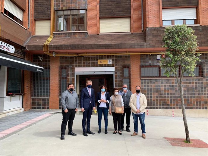 Los diputados del PP Pablo Álvarez-Pire y Beatriz Polledo, se reúnen con representantes de la Policía Nacional y Local en Lugones, Siero.