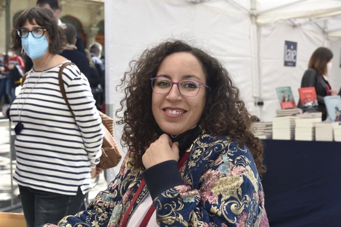 La Premi Nadal Najat El Hachmi signa llibres a Barcelona.