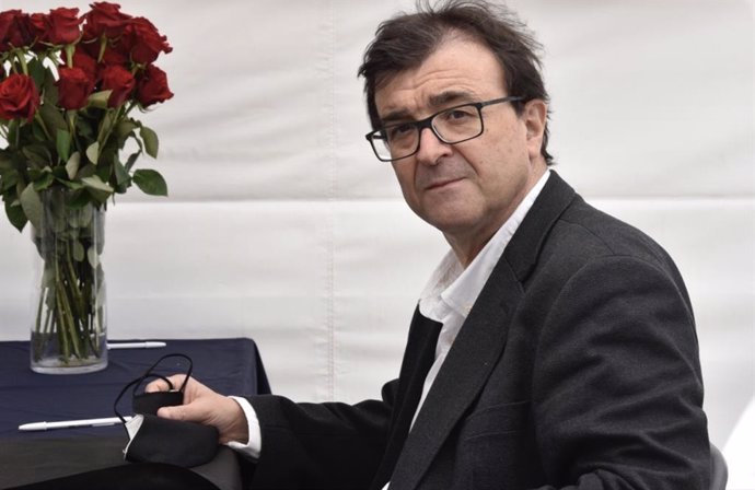 L'escriptor Javier Cercas signa llibres durant la diada de Sant Jordi.