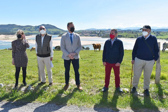 El consejero Guillermo Blanco (tercero por la izda) en Costa Quebrada
