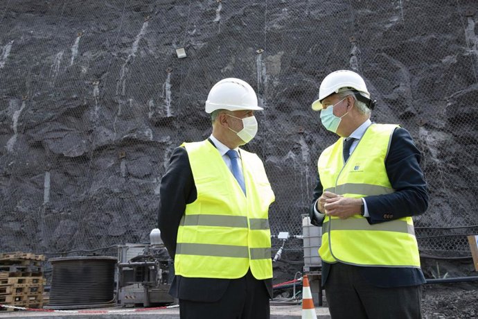 El presidente de Canarias, Ángel Víctor Torres, y el consejero regional de Obras Públicas, Sebastián Franquis, en las obras de la carretera de La Aldea