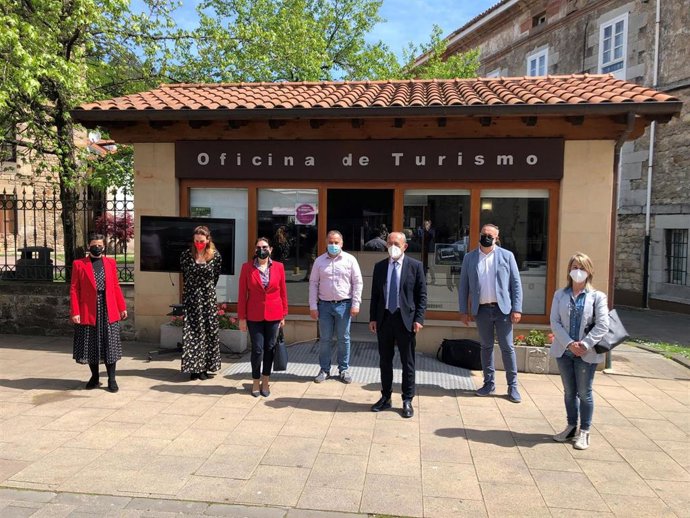 El consejero de Industria, Innovación, Transporte y Comercio, Javier López Marcano, realiza una visita institucional a Cabezón de la Sal