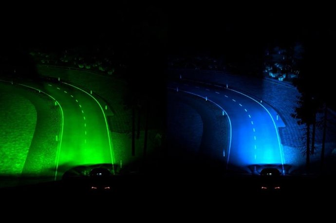 A la izquierda, los faros predictivos de Ford.